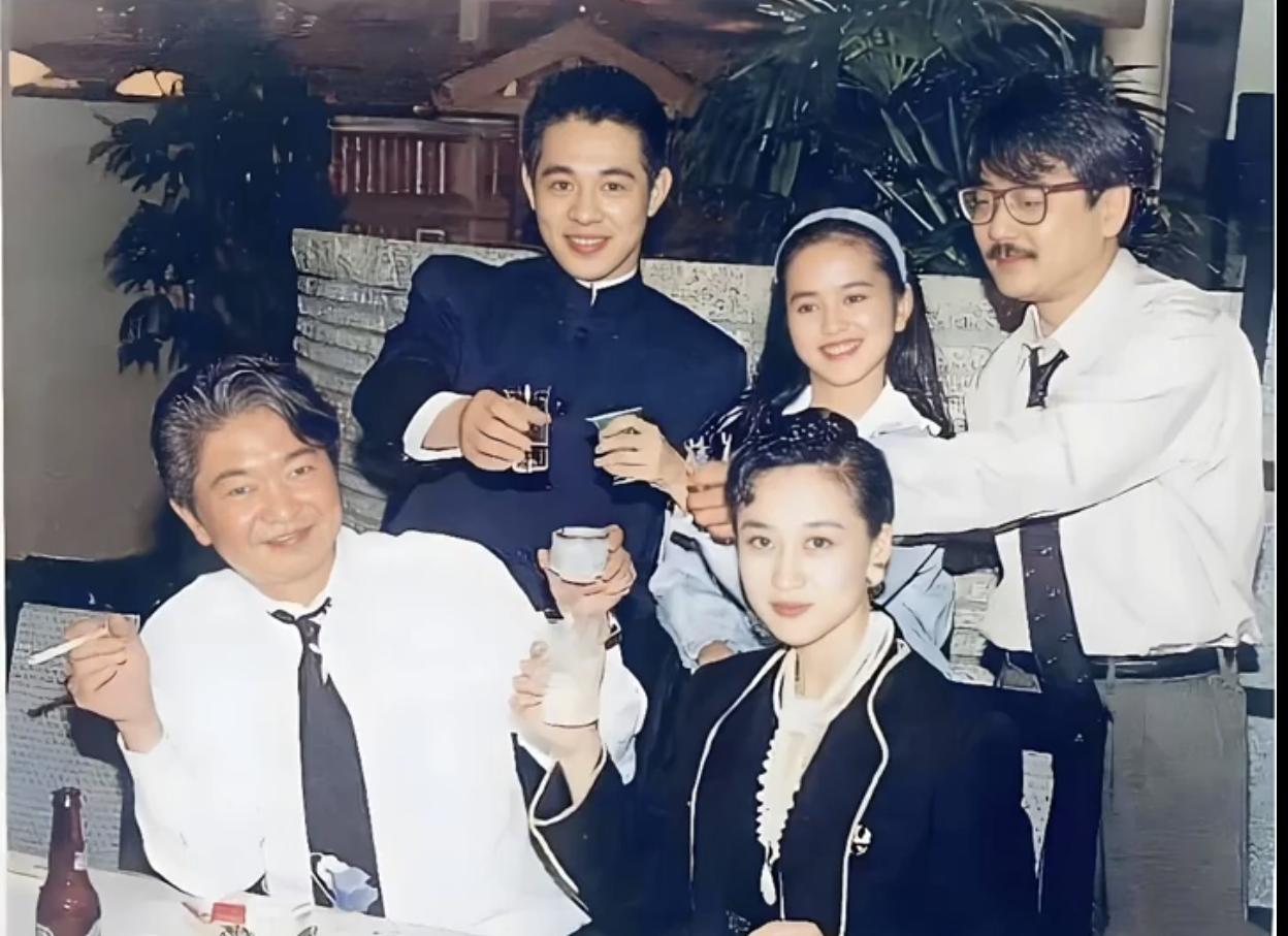 80年代末李连杰参加晚宴聚餐，正值事业上升期的李连杰与利智刚刚认识不久。