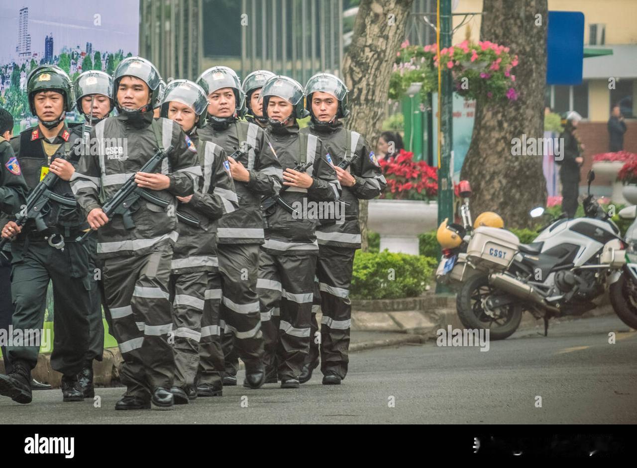 越南MP5的来历主要装备越南的机动警察，相当于中国的特警。型号就两种MP5K