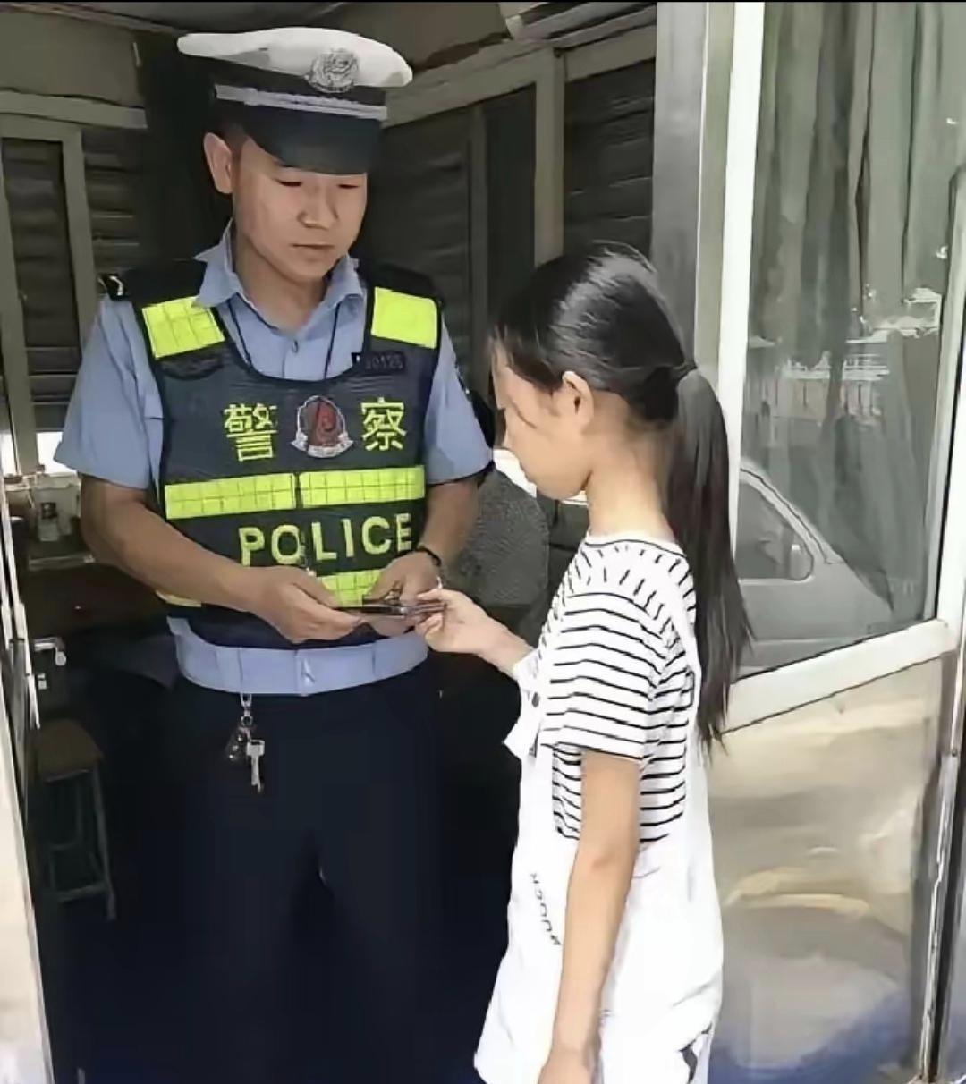 南京小学生拾金不昧，一双磨脚旧鞋，看哭无数网友南京，一小学生捡到手机主动交