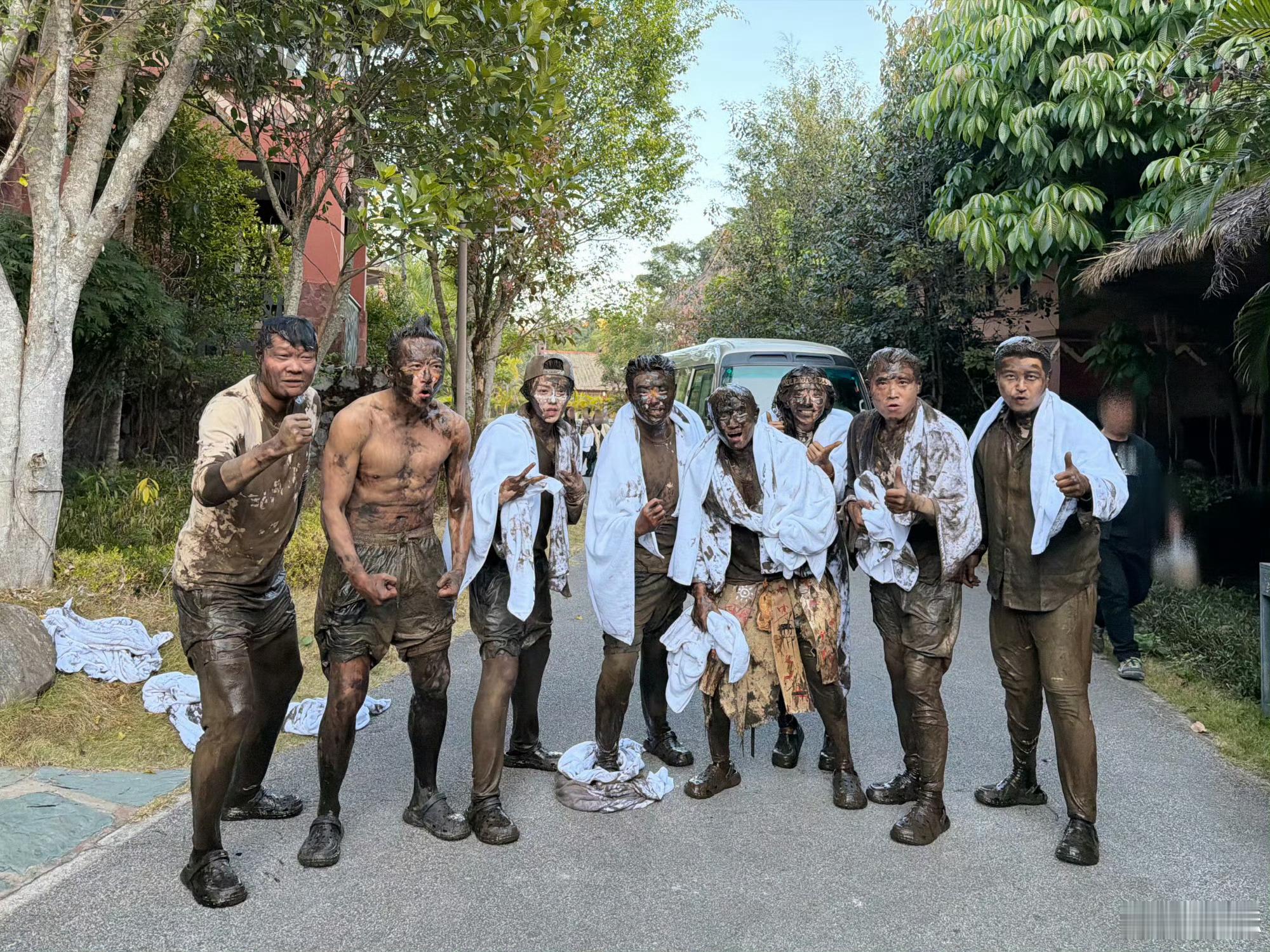 鹿晗泥人造型陈赫晒五哈泥人照陈赫晒五哈泥人照，可爱，好好好