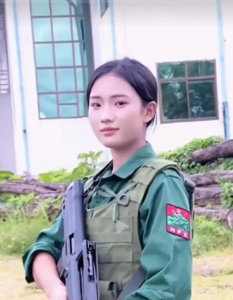 佤邦女兵把中国游客喊成“老家来人”，还拉着手唱《茉莉花》，视频一出，评论区直接破