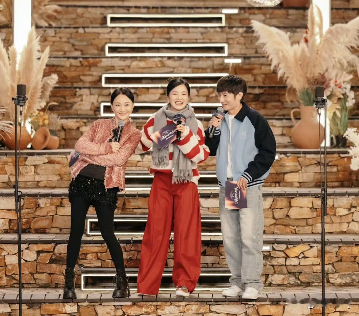 李维嘉这身高缩水太厉害了吧，官方身高170cm，站在157cm的阿雅身边，他的身