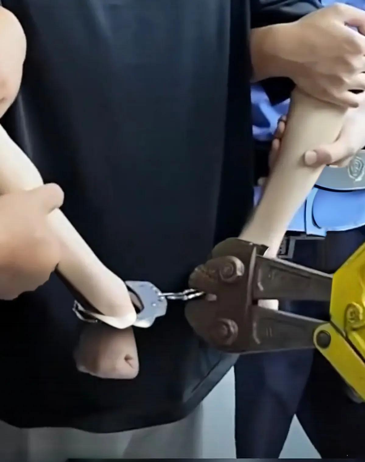 铐子“罢工”记！“咔嗒”一声，清脆悦耳——萍乡警方给嫌疑人上了手铐，任务完成