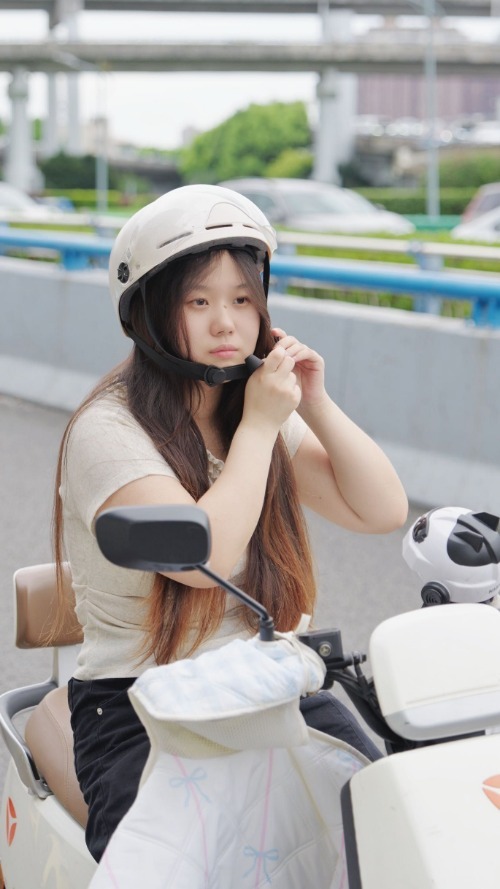 #大三兼职女生暴雨中撑伞往返送客#【#大三兼职女生回应暴雨中撑伞送客#：只是做了