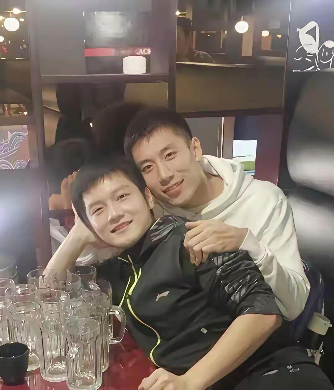 考古樊振东也有这么“小鸟依人”时刻呀[大笑]小脸微醺、手拄着脑袋、身体后倾