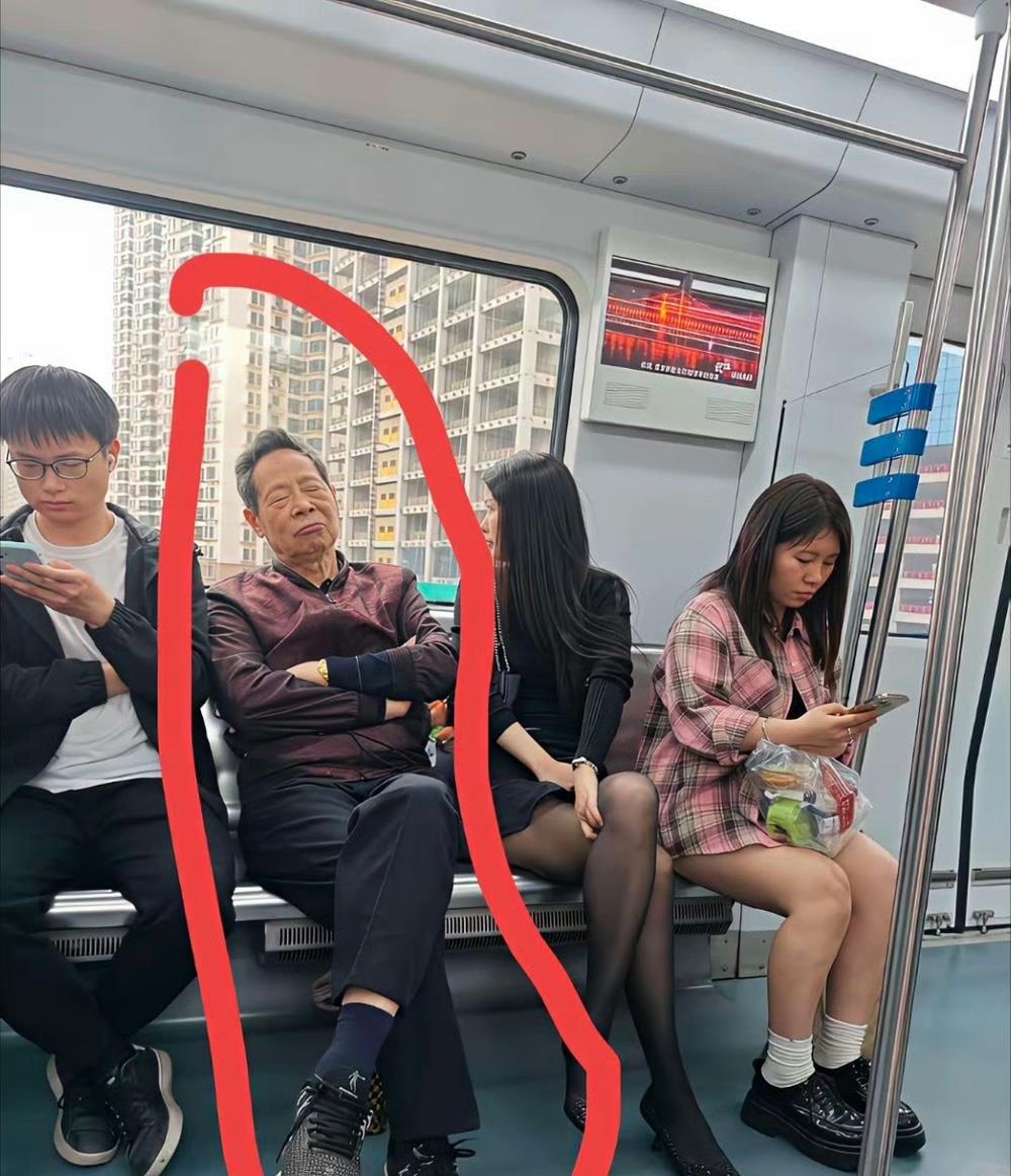 大爷坐不住了，选择了战术性睡觉了，如果是你会怎么办呢