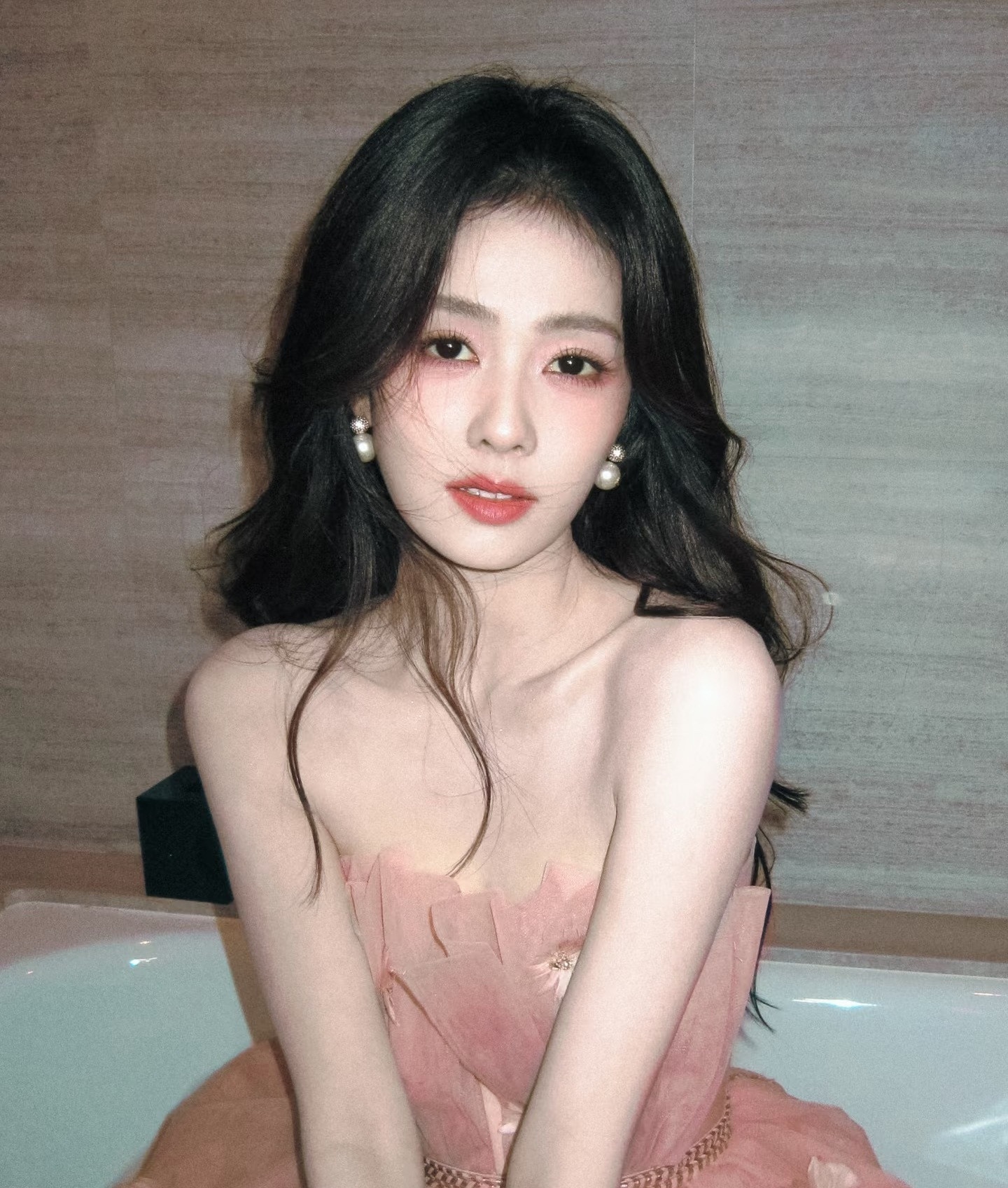 白鹿抢孩子咯咱就是说我也想当白鹿怀里的小孩被白鹿抱着啊😭，羡慕ing……亲爱的