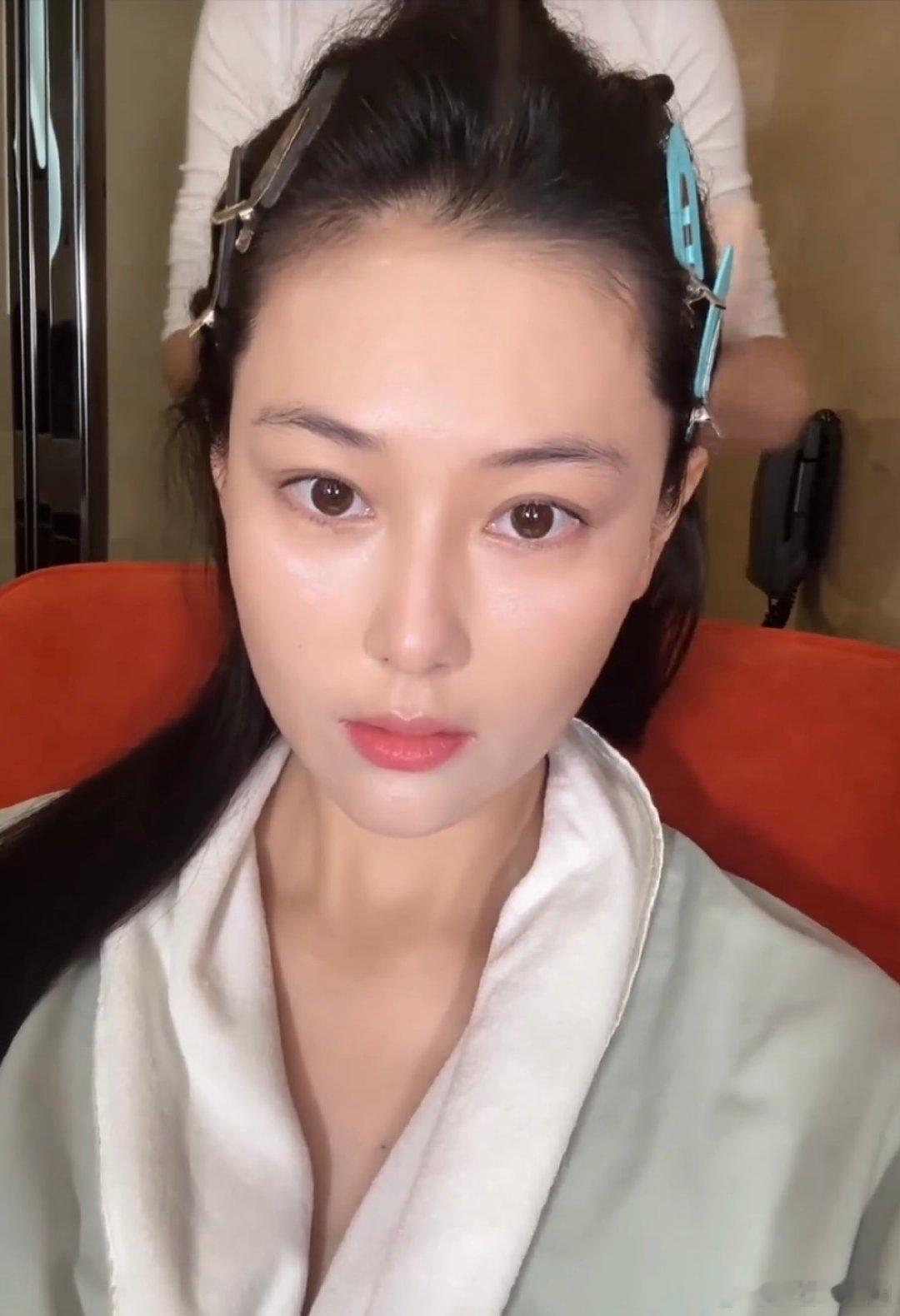 张馨予女明星的一天v唠嗝沉浸式围观张馨予的芭莎晚宴之旅！vlog里她早起享用早