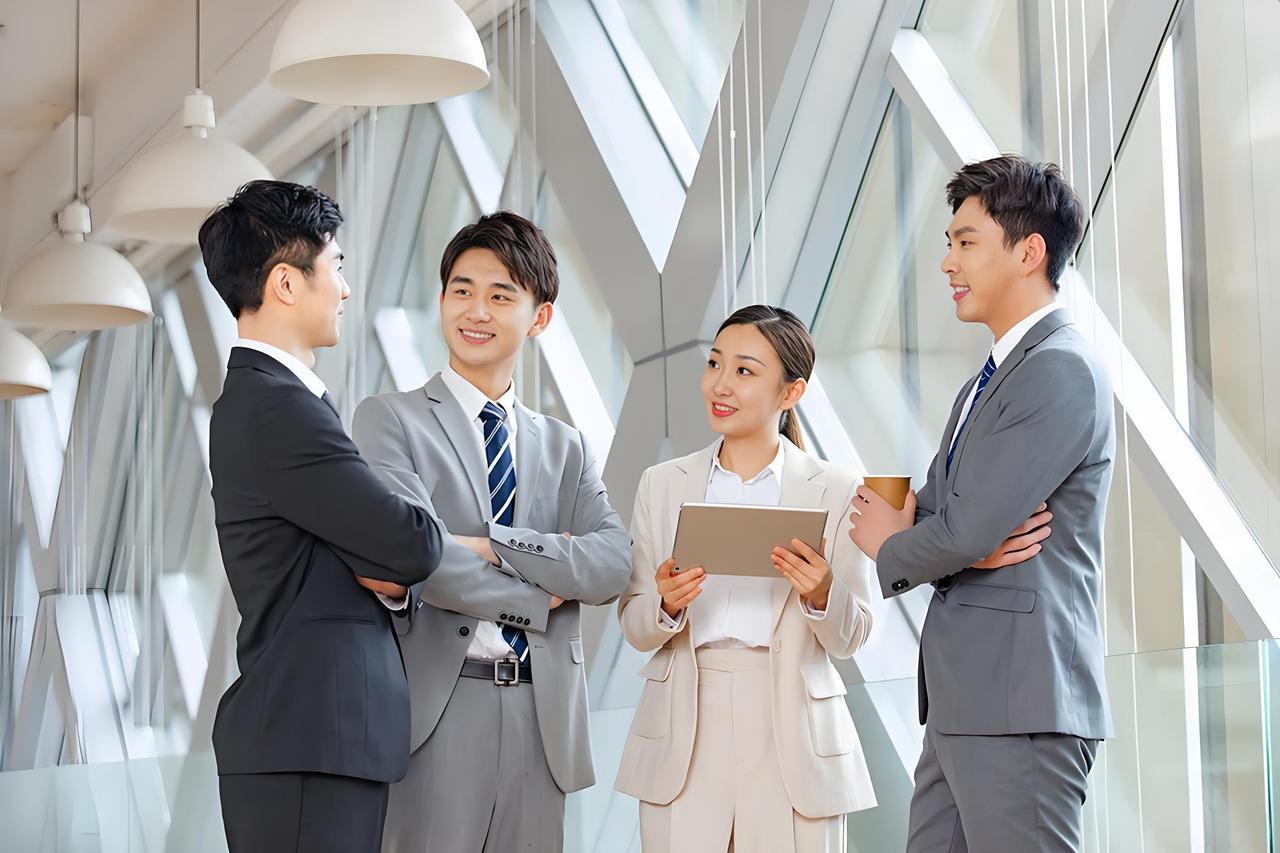 你信不信：很多人跟领导开车出差，恨不得把自己塞进墙缝里，面对空气突然安静，他们脑