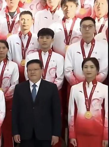 恕我直言，广东队也防不住威尔斯，近日，徐杰和胡明轩在二沙岛参加表彰大会，四天后，