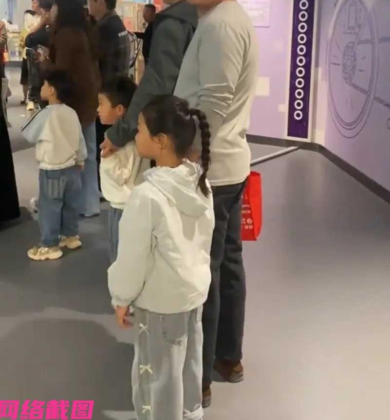 河南某位男子在假期，带着自己的孩子出去玩，在一家商场内男子只是转头拿东西的片刻，