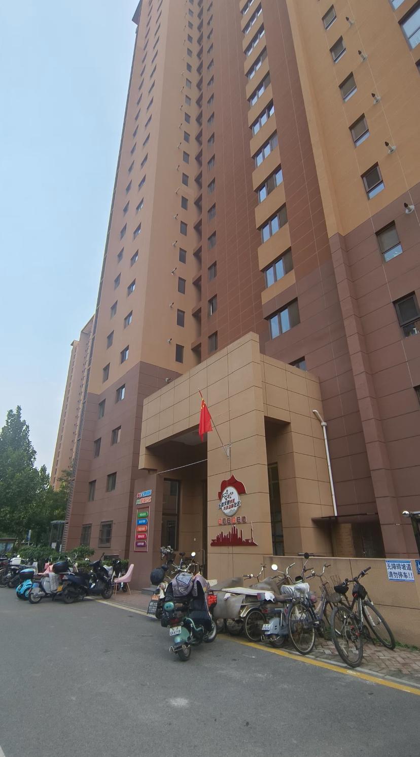 付了44万首付买安置房，四年过去，房产证连影子都没见。电梯每月坏三次，垃圾堆在