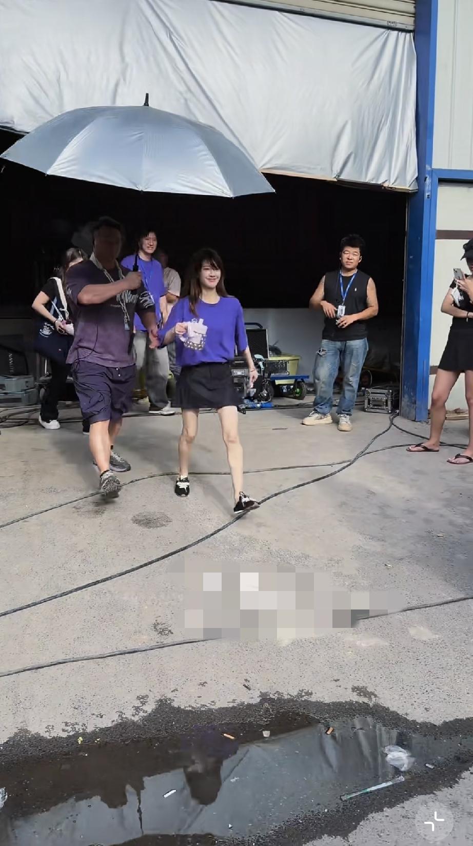 8月25日，赵露思上班准备直播，她太瘦了，瘦得只剩下大鼻子清晰可见，其他都是瘦骨