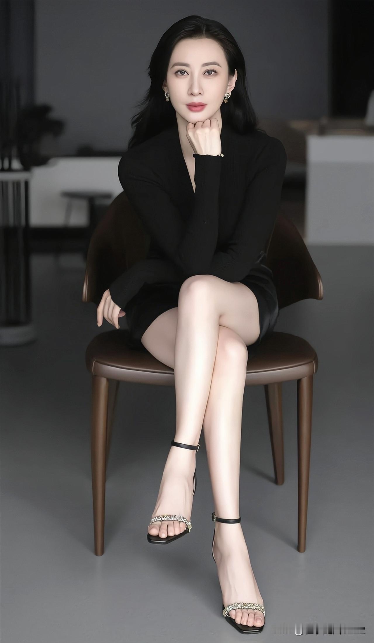 优雅黑裙，闪耀高跟鞋，都市女性风范