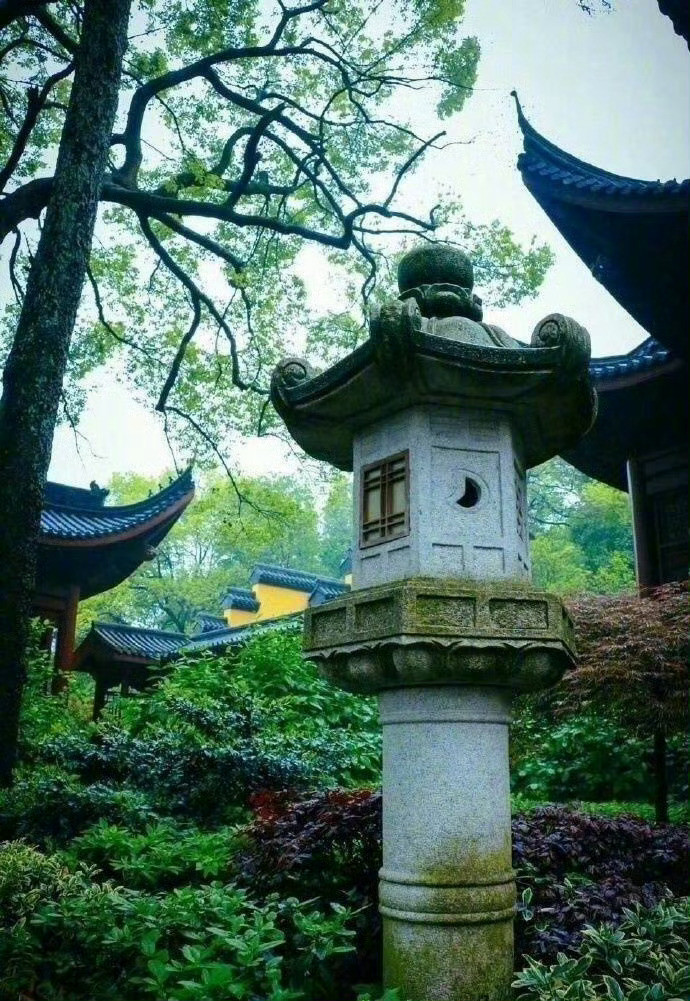 杭州灵隐寺的夏日，让人心静如止水。​​​​