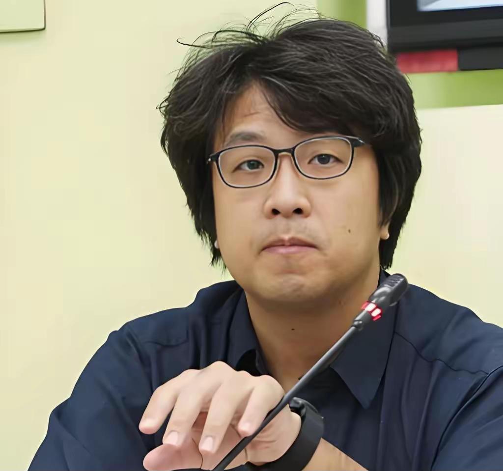 一位网友说：就算绕着台湾岛巡航一百圈，震慑效果加起来，或许不如一次"你扣我渔民、
