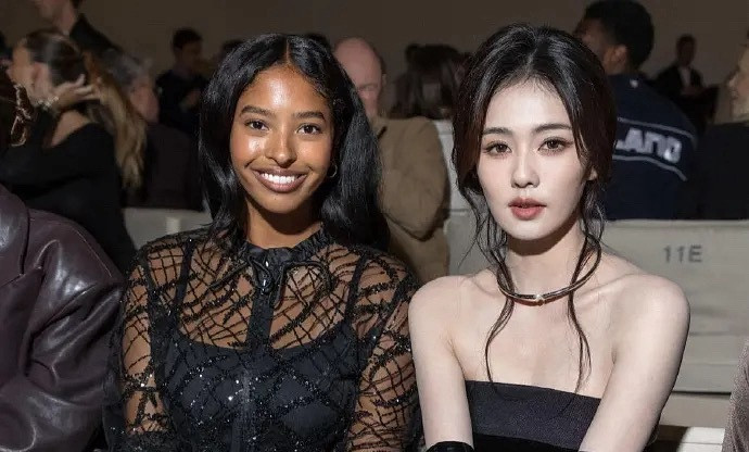 白鹿不愧是牛奶肌肤啊，太白了比旁边女生白多了