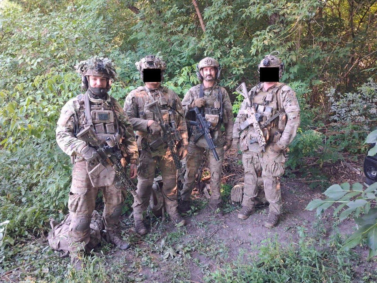 8月27日，四名士兵在成功完成任务后拍摄了最后一张合影。第二天，他们在苏梅地区遭