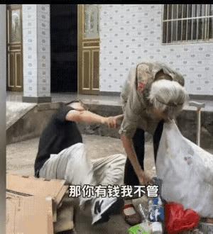 32岁的孙子帮101岁的奶奶收拾纸皮，干到一半就说天气太热，跟奶奶要钱买雪糕，奶