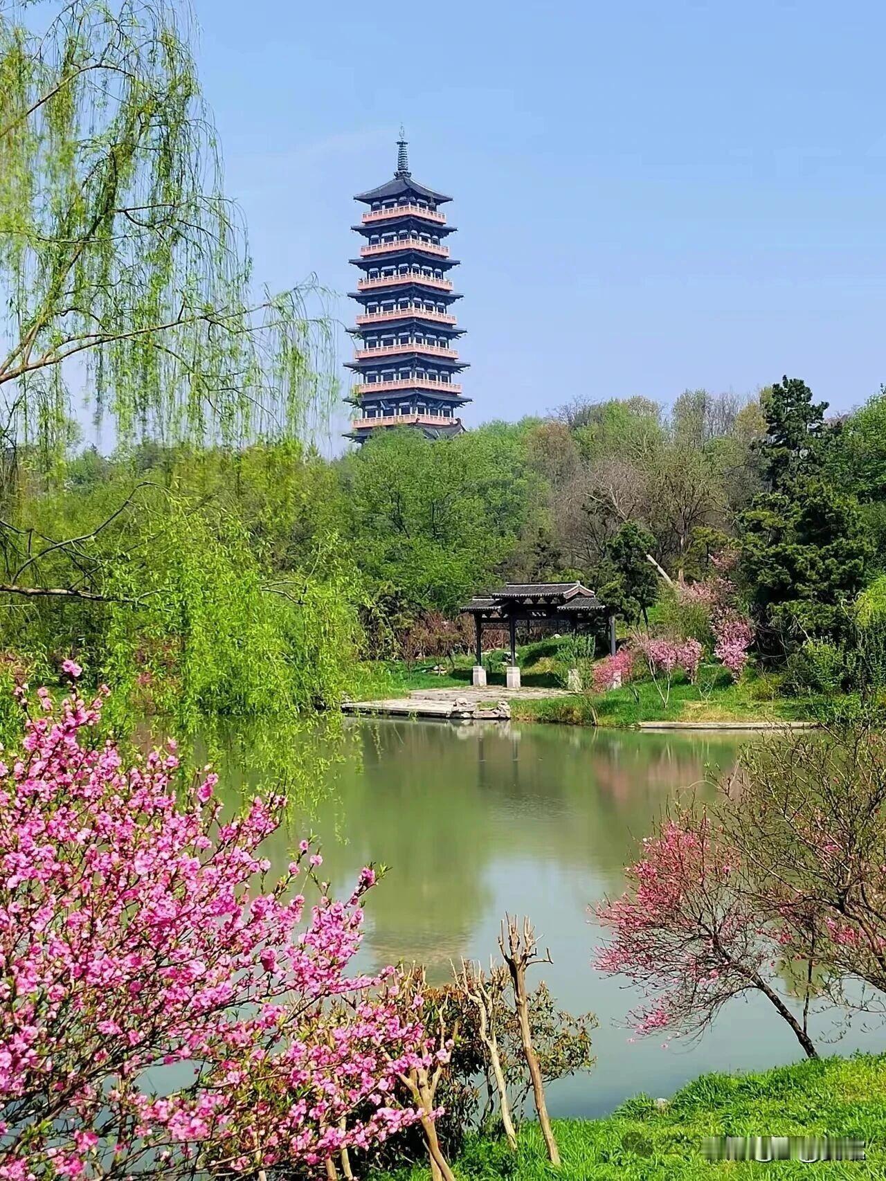 相思河畔风撩柳，求下联？上联:相思河畔风撩柳下联:雷锋塔前江映桃横批:春意