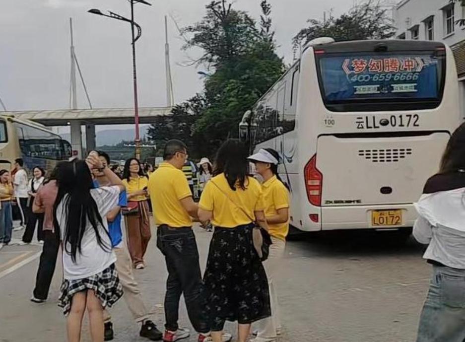 高价团遭甩客，130余人在云南旅游时被滞留服务区6小时，祸起旅行社拖欠大巴费用。