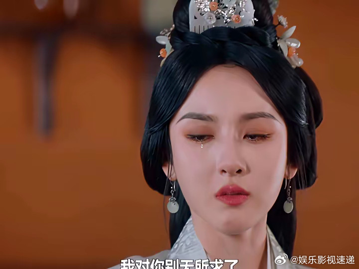 《折腰》​蛮蛮来博崖是见到了比彘的​其实她袖子里藏了包松子糖，原本想偷偷塞给那个