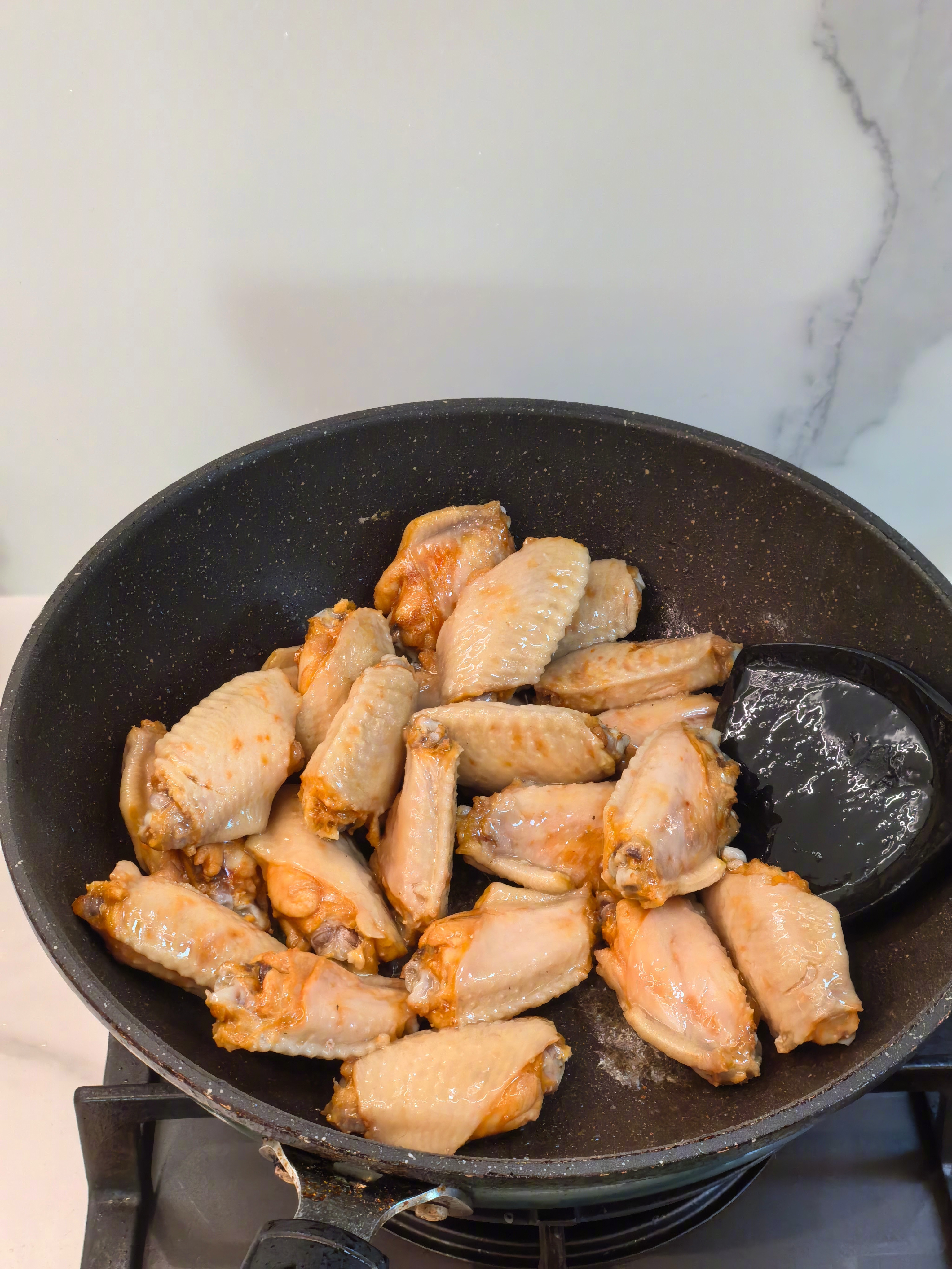 今天媳妇自己出去玩了，我在家带孩子们。问孩子想吃啥，说想吃可乐鸡翅。我把昨天烤肉