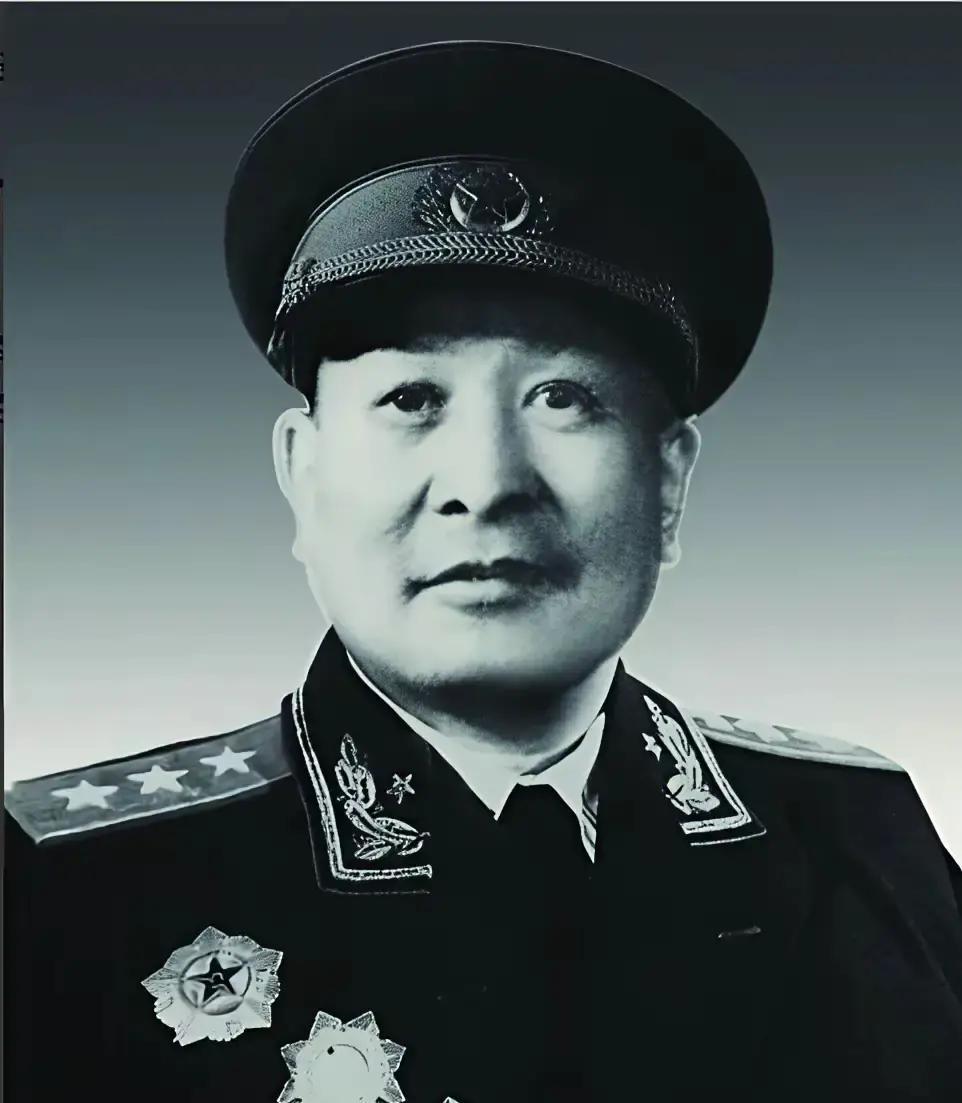 1949年淮海战役后，萧县临涣集的打谷场上，七十四军军长邱维达裹着士兵棉袄，和数