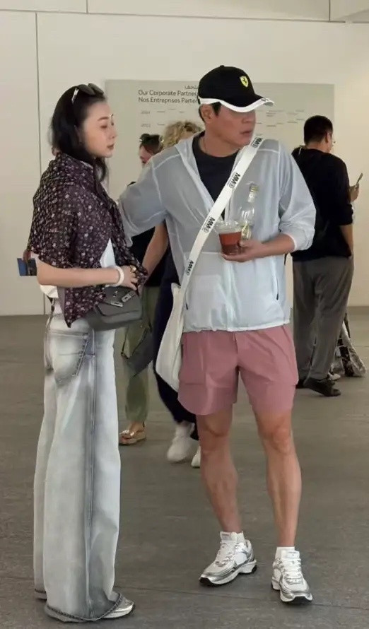 范志毅一家法国度假，小17岁妻子打扮洋气似明星，他站身旁像保镖！