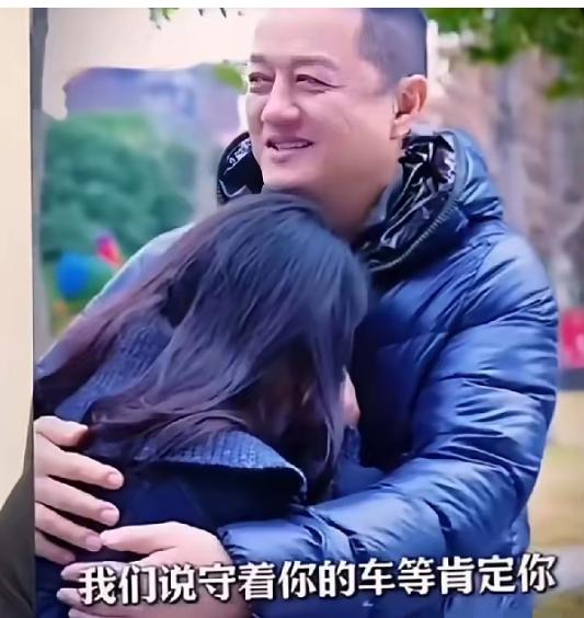 2008年汶川地震，李亚鹏救了一位四川女孩。长大后这个女孩得知李亚鹏生意失败后，