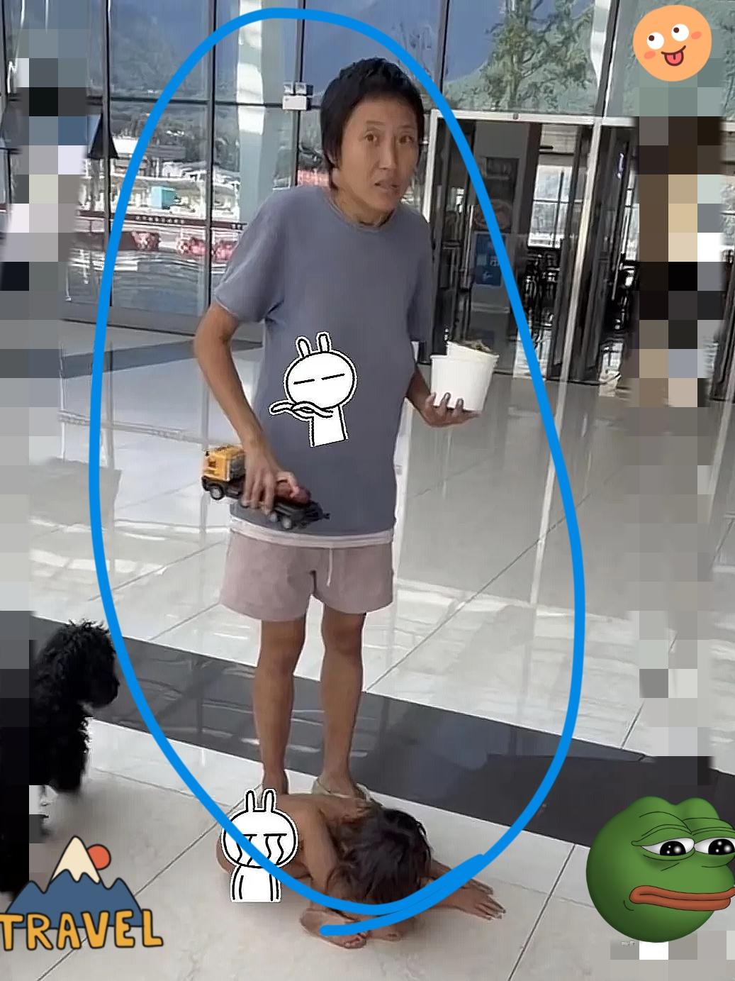 这女人是被拐的吗？相比较说孩子是野人，我觉得这个妈妈/奶奶才更可疑不是吗？刷