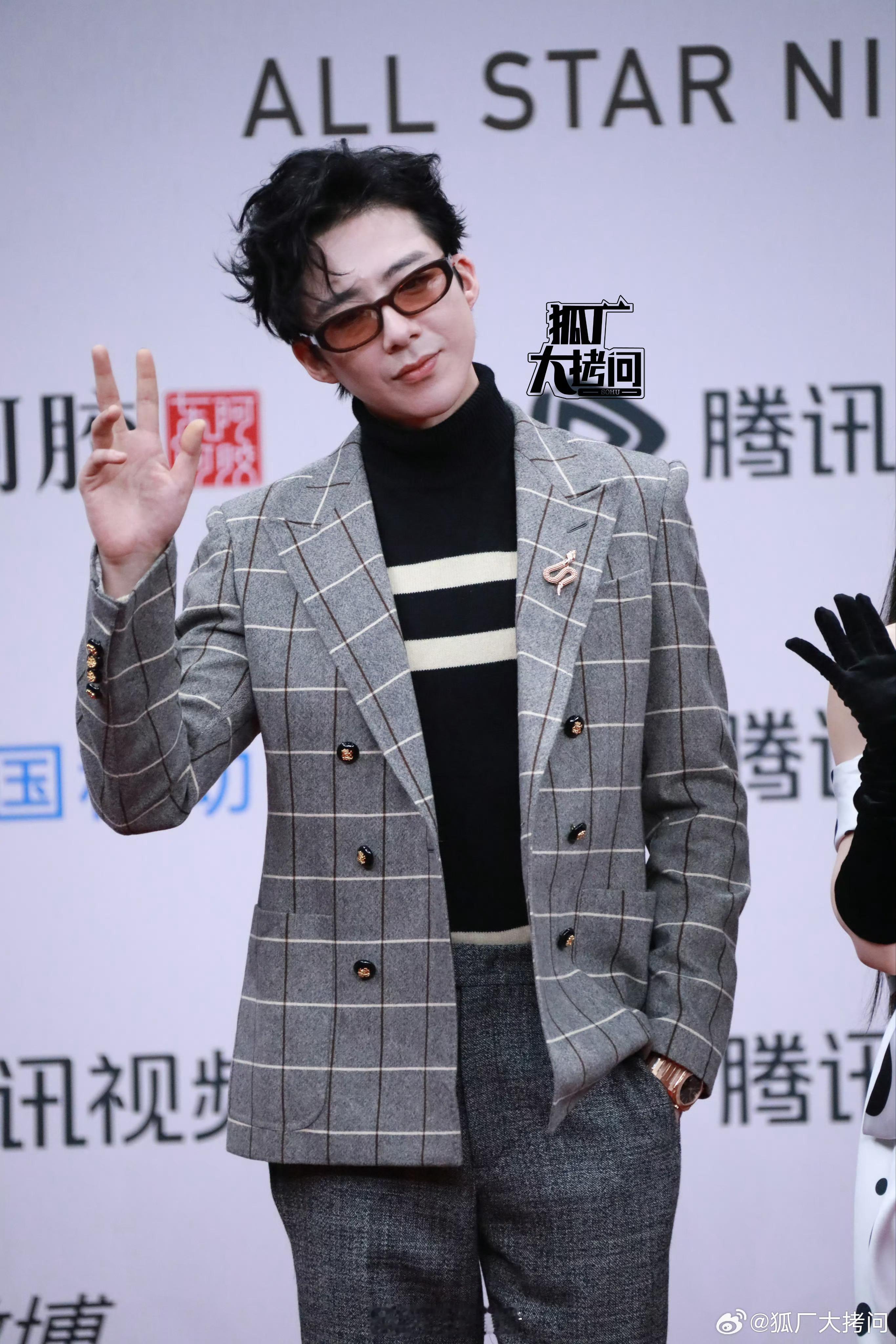 刘宇宁星光大赏红毯生图成这样了，眼小脸肿法令纹深疲惫感强。只有皮相没有骨相。