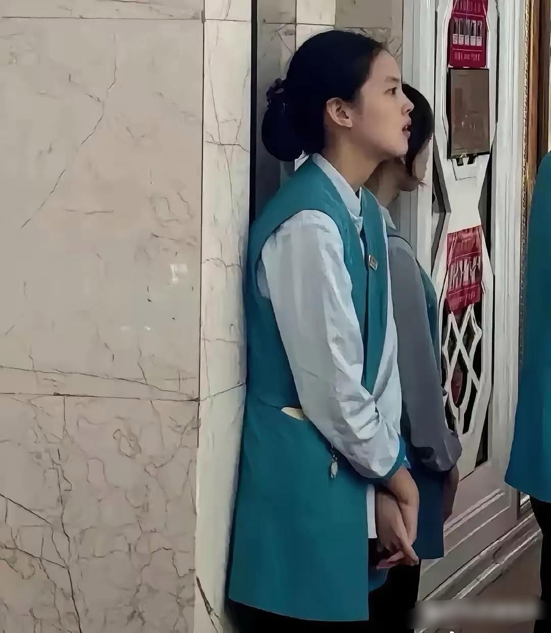 这是杨超越早年在酒店打工时拍的照片，看完真的忍不住感叹：这颜值也太出挑了！