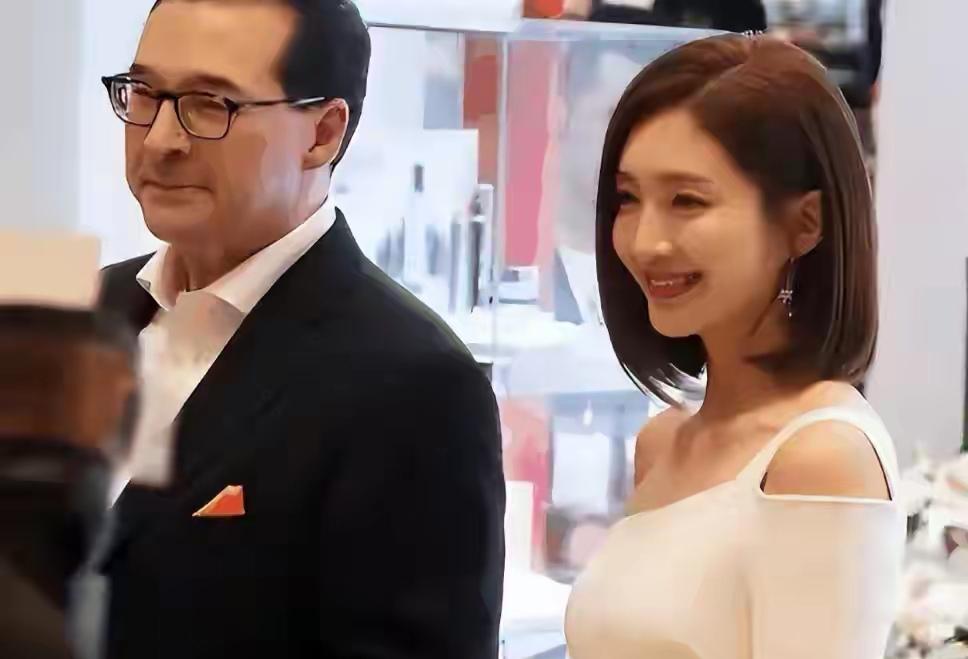 江疏影被传海外产子那事儿你们记得不？一张模糊路透照，硬是被脑补出一部连续剧，什么