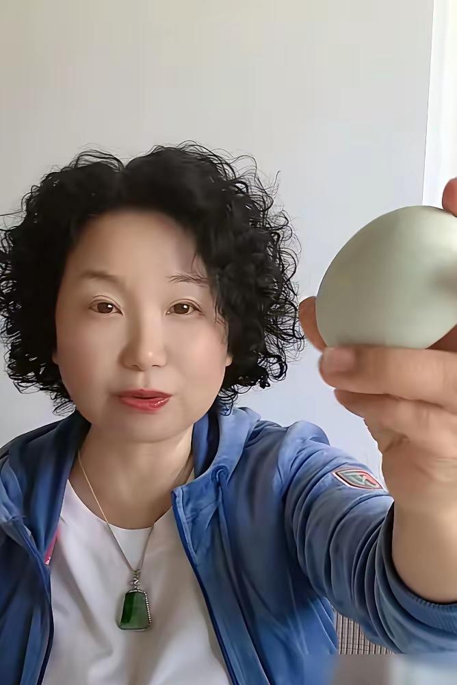 听见老杜在那里胡说八道，就是感觉头疼。直播间他说，“换了三次名字了，我们也找不到