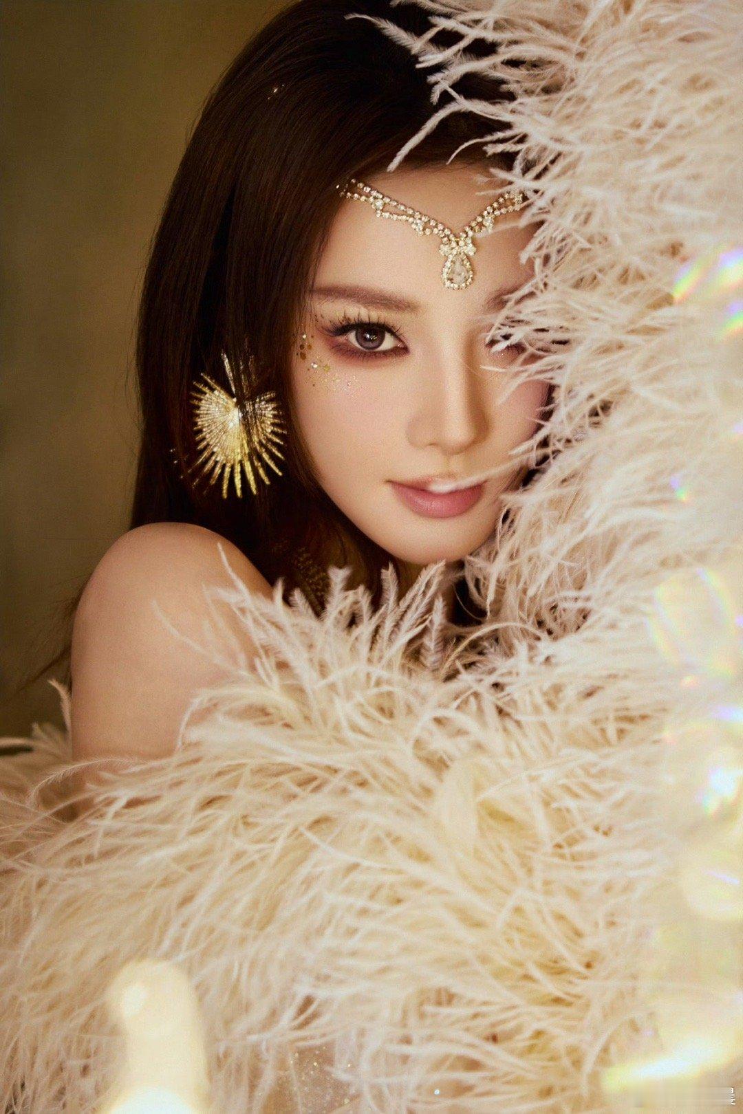 彭小苒钻石头链这款配饰不仅提升了整体的精致度，还让她的气质更加出众，宛如优雅