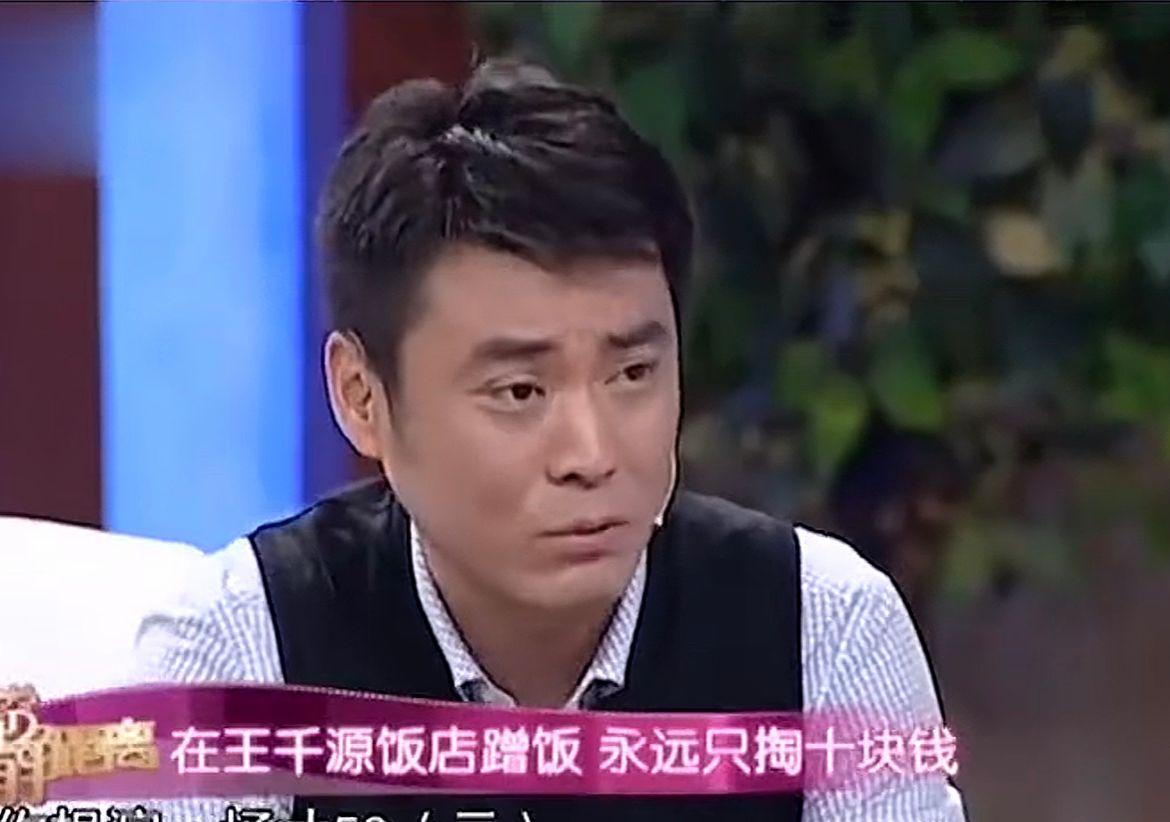 1993年，王千源的烧烤店“终于”倒闭了，他回到排练室，指着那帮同学，说：“托你