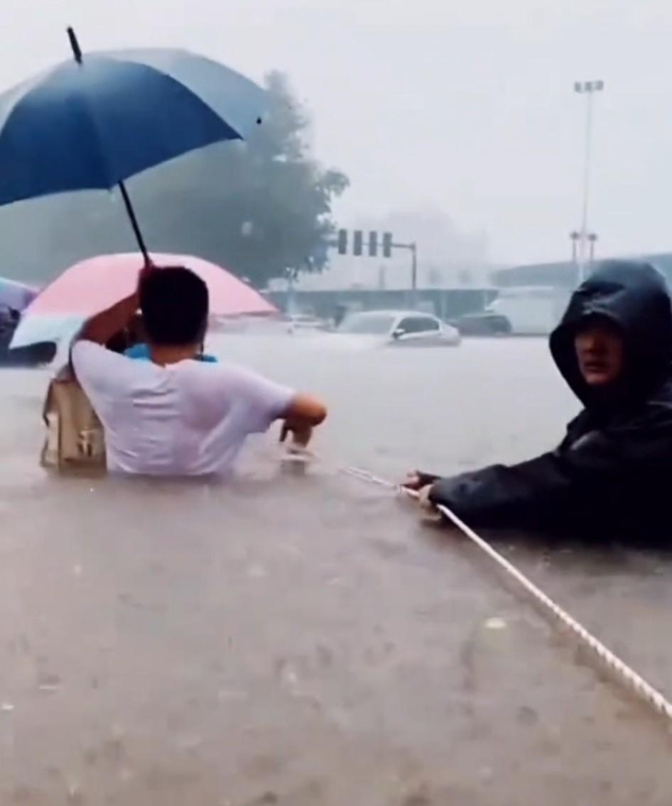 河南郑州、许昌暴雨现场9月11日，河南郑州、许昌普降暴雨，此次暴雨以