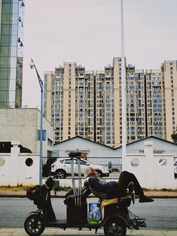 100万能让普通人不用上班吗？我看悬。虽说100万是笔不小的数目，但想靠它躺平养