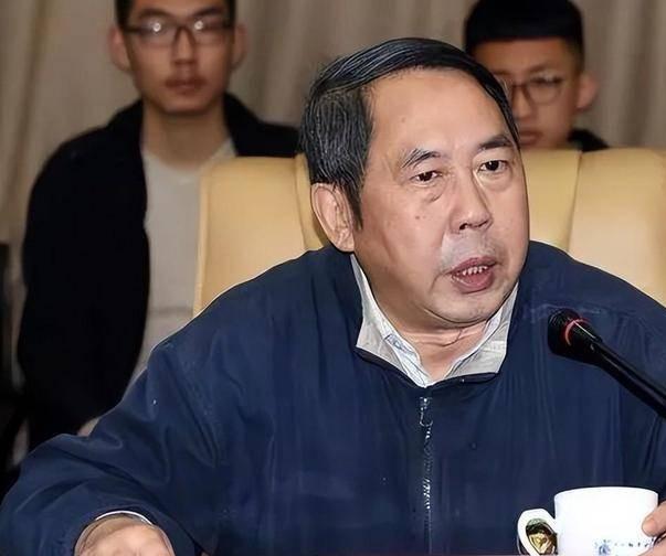 “中国现在向美国投降还来得及！再晚就要‘跪着’了，”几年前，中国专家马臣公开宣称