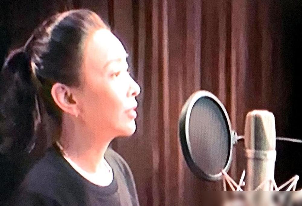 合唱画面里那个扎心的空格，是朱媛媛对自己职业最狠的一次交代。拍《小城大事》那