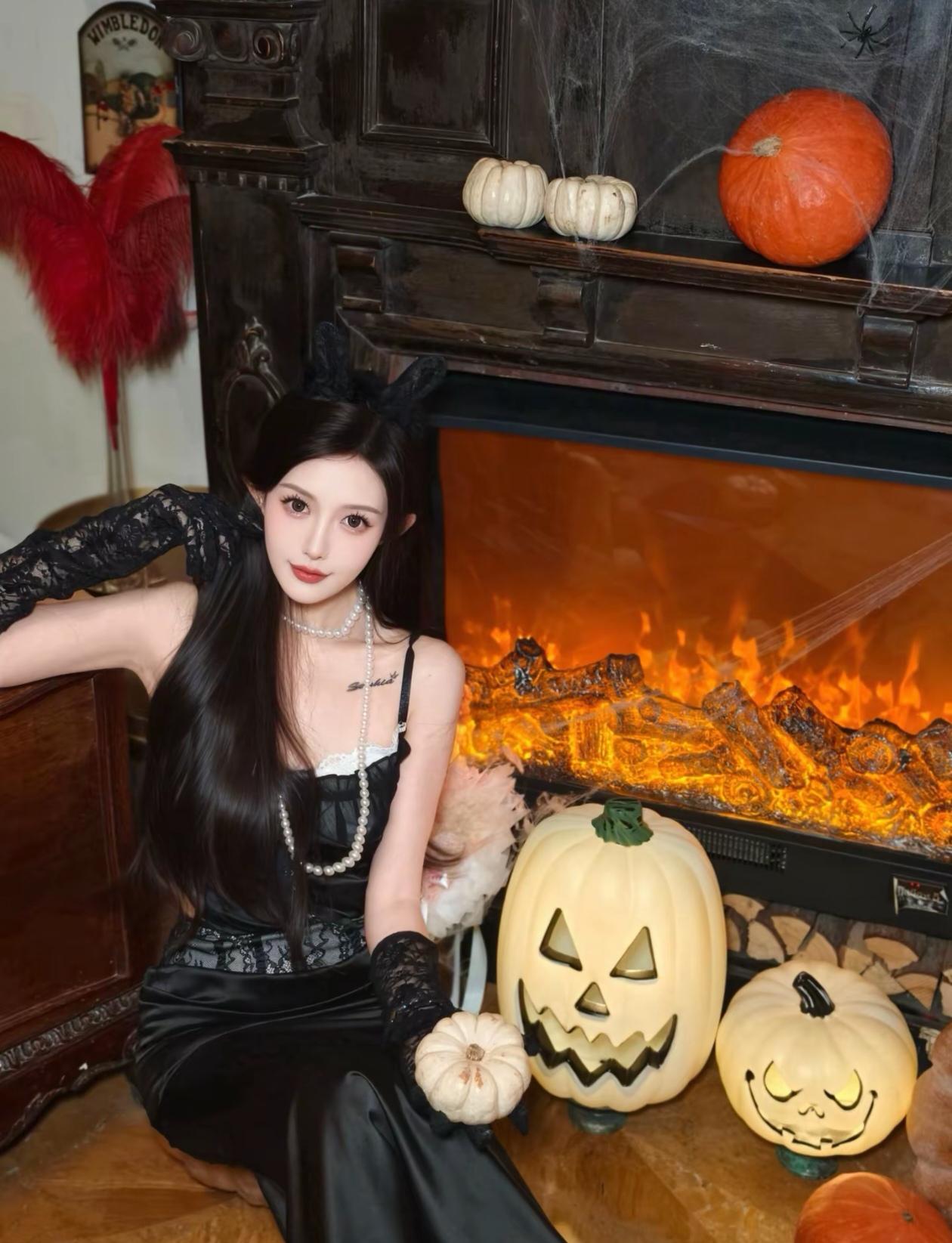 万圣节氛围浓厚的居家装饰，甜美少女与南瓜灯的完美搭配。