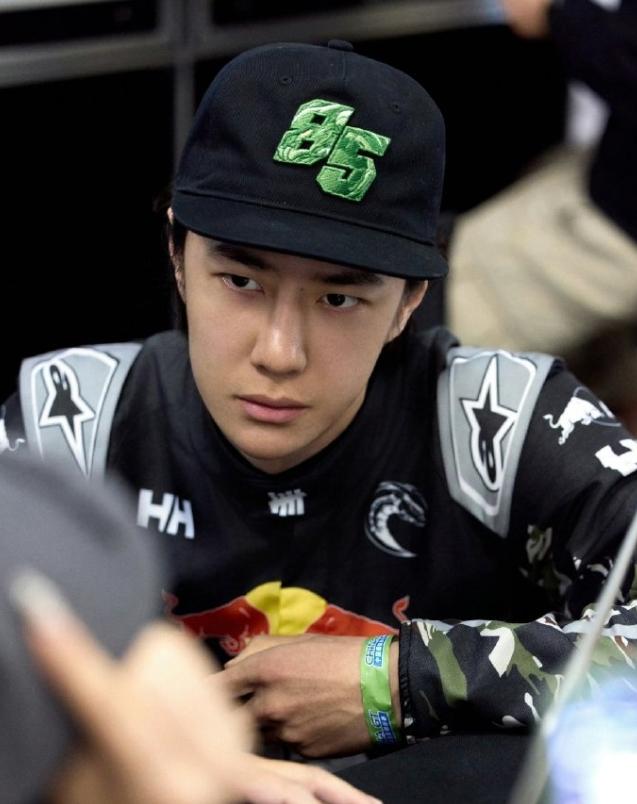 王一博续约乐华股价大涨！王一博就是乐华的永动机，但是只要有王一博在，乐华也很难