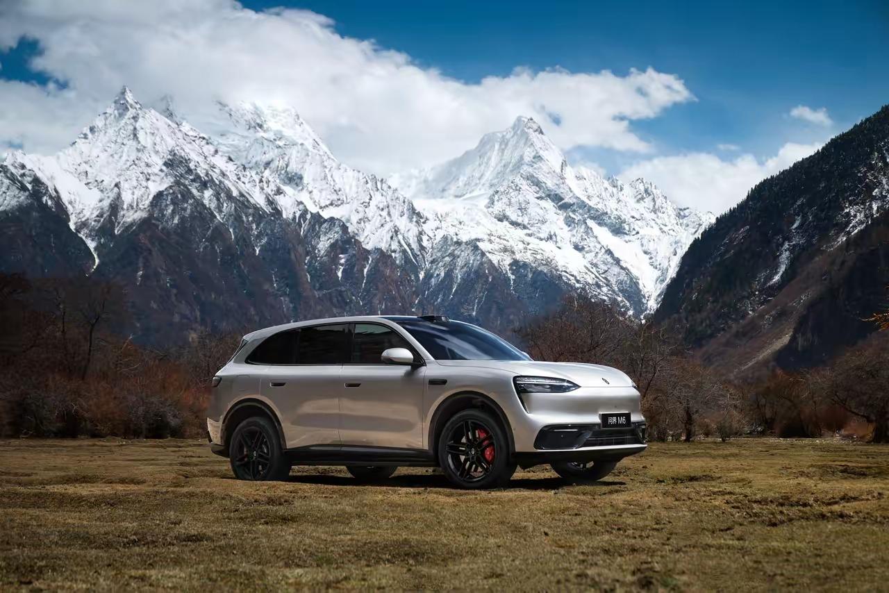 2026款问界M9，应该算是中期改款，与M6同天发布，最早M9是2023年12月