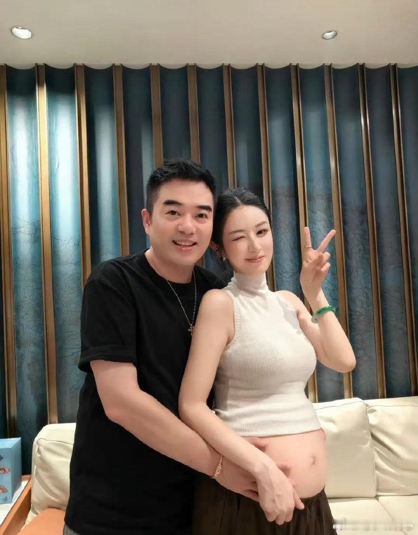 41岁薇娅分享二胎孕肚照，老公从背后抱着她，夫妻俩看起来好恩爱！虽然已经临近生产