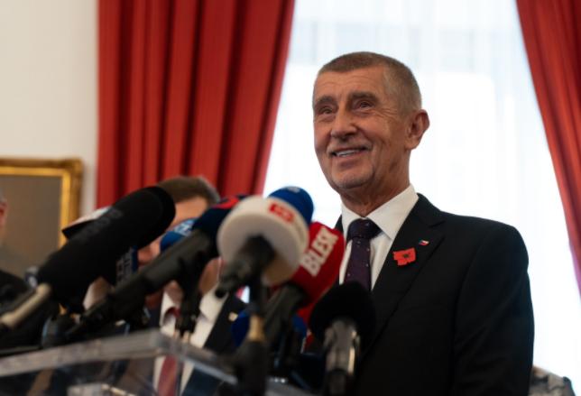 捷克大选一出结果全欧洲都傻了眼，之前还哐哐给乌克兰送炮弹的“援乌老大哥”一夜之间