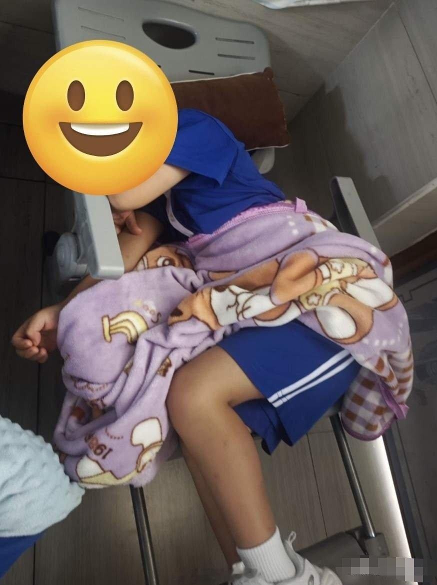 上次发深圳校服火了，现在深圳小学生午休椅，因为设计人性化，也火出圈！希望全国的校长们学一学深圳。[并