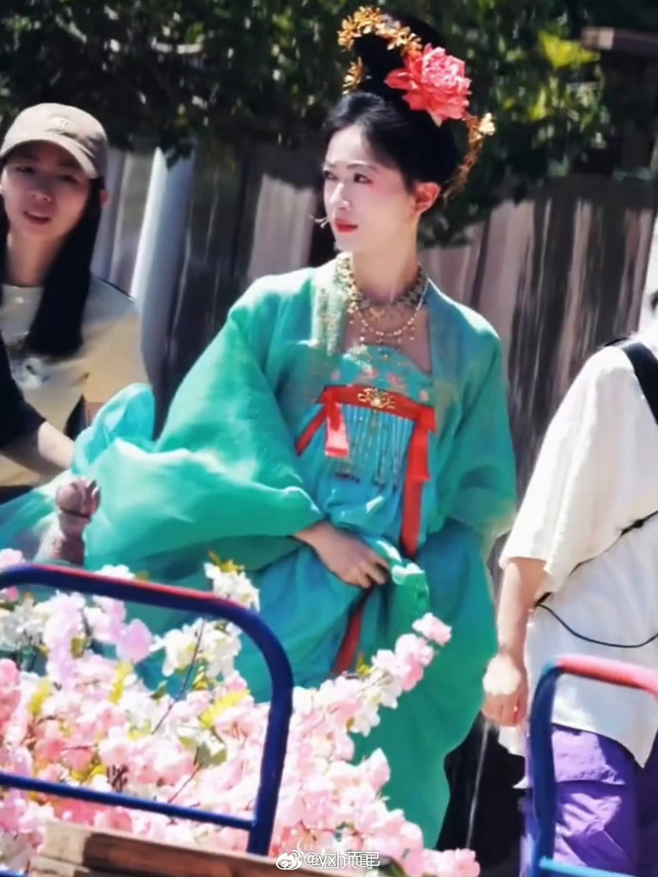 吴谨言的衣服也不好看这啥啊？唐女装本身很好看的比男装好看，这个造型师不行​​