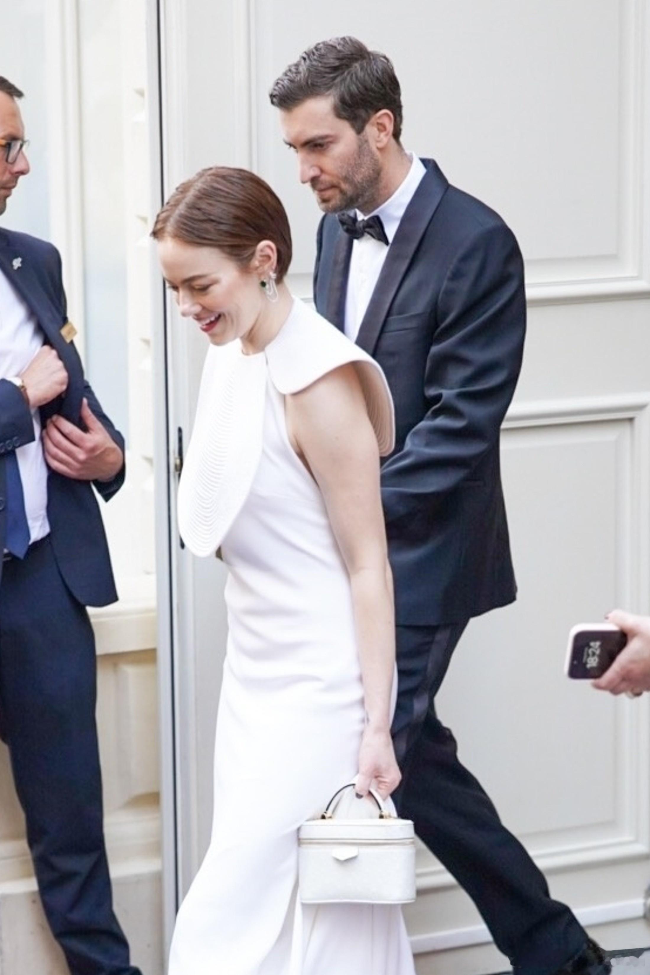 Emmastone艾玛斯通和老公DaveMcCary在戛纳外出，前往红毯出席