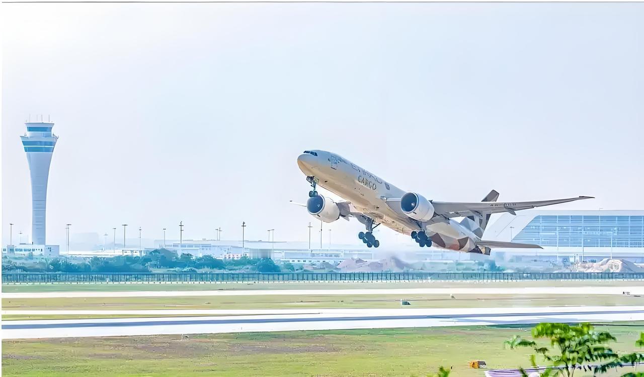 花湖机场真是湖北经济发展的大功臣！2022年7月17日，首架货机降落花湖机场，这